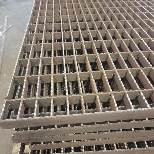 齒形平臺(tái)鋼格柵鋼格板的特性、應(yīng)用和可靠性