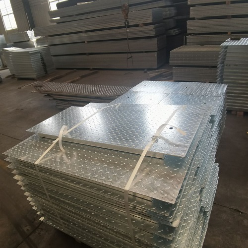 橋梁檢修通道鋼格板：如何兼顧輕量化與高強度？