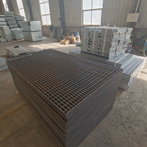 光伏電站鋼格板支架方案：耐候性+易維護！