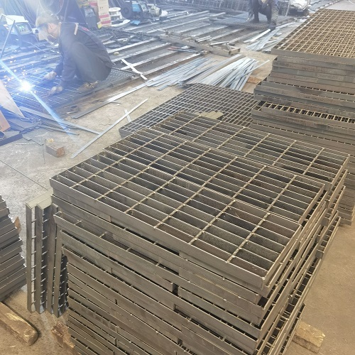 化工廠鋼格板選型指南：耐酸耐腐蝕材質(zhì)推薦！