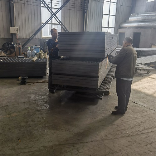 市政工程鋼格板選型：玻璃鋼格柵VS金屬格柵對比！