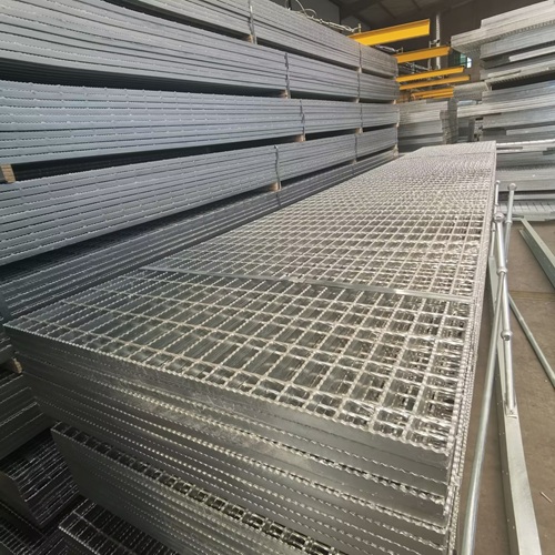 學(xué)校操場鋼格柵：防護(hù)耐用的兒童友好方案