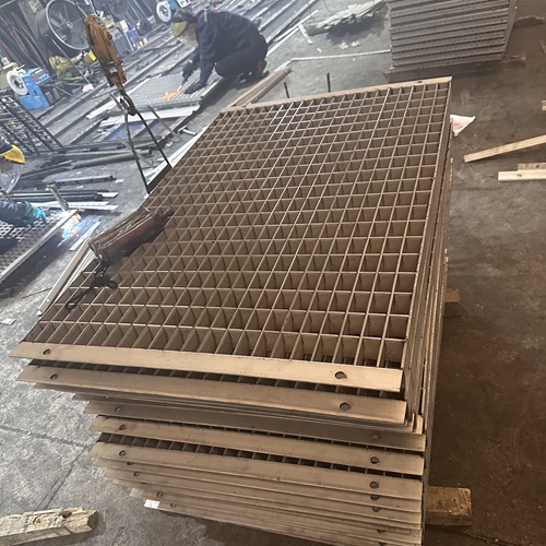 鋼格柵板踩空怎么辦？防滑設(shè)計來幫忙