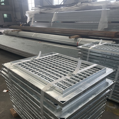 鋼格柵板踩空怎么辦？防滑設(shè)計來幫忙