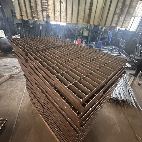 鋼格柵板如何延長(zhǎng)使用壽命？維護(hù)技巧分享