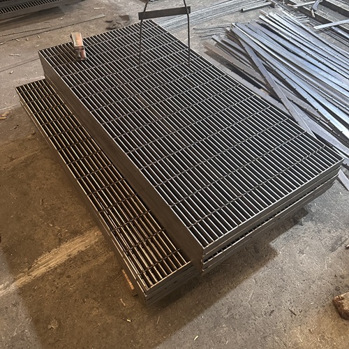 鋼格板材質(zhì)選錯(cuò)易開裂！2025選型避雷指南