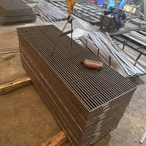 鋼格板防滑處理不到位！雨天易出事，怎么選才對