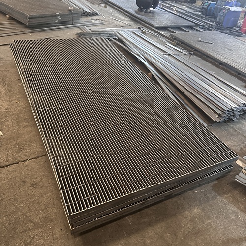 鋼格板防滑處理不到位！雨天易出事，怎么選才對